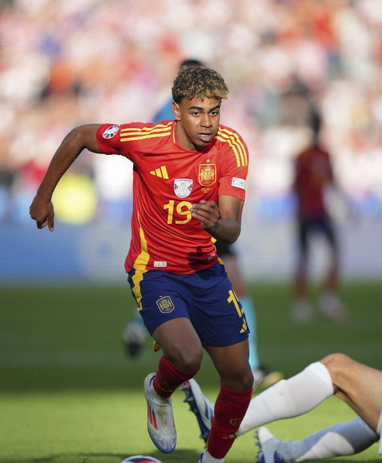 金年会网站-赛地聚焦：欧联关键时刻热度飙升，法兰克福再遭质疑，球迷炸锅，赛季目标并未改变的简单介绍-金年会网站